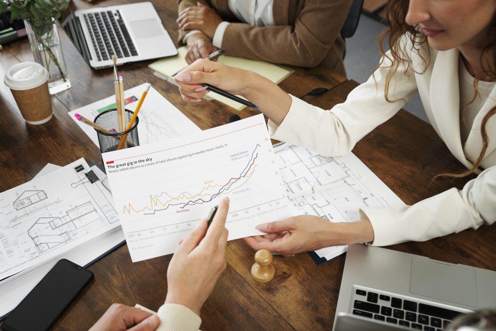 biznesmeni planujący wydatki i analizujący fundusze - doradztwo inwestycyjne dla firm